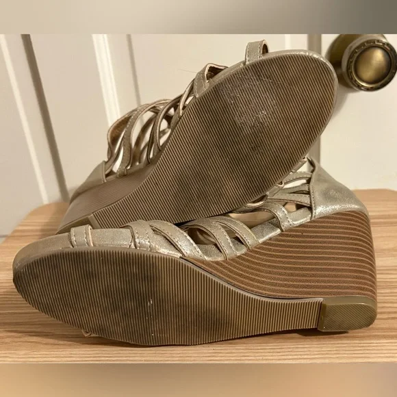 Maurice’s Women's Golden Strappy Wedge Sandals Sz 8.5 - Picture 7 of 10